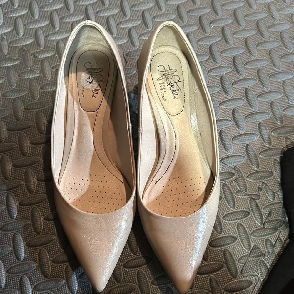 Life Stride Nude Pointed Toe Heels